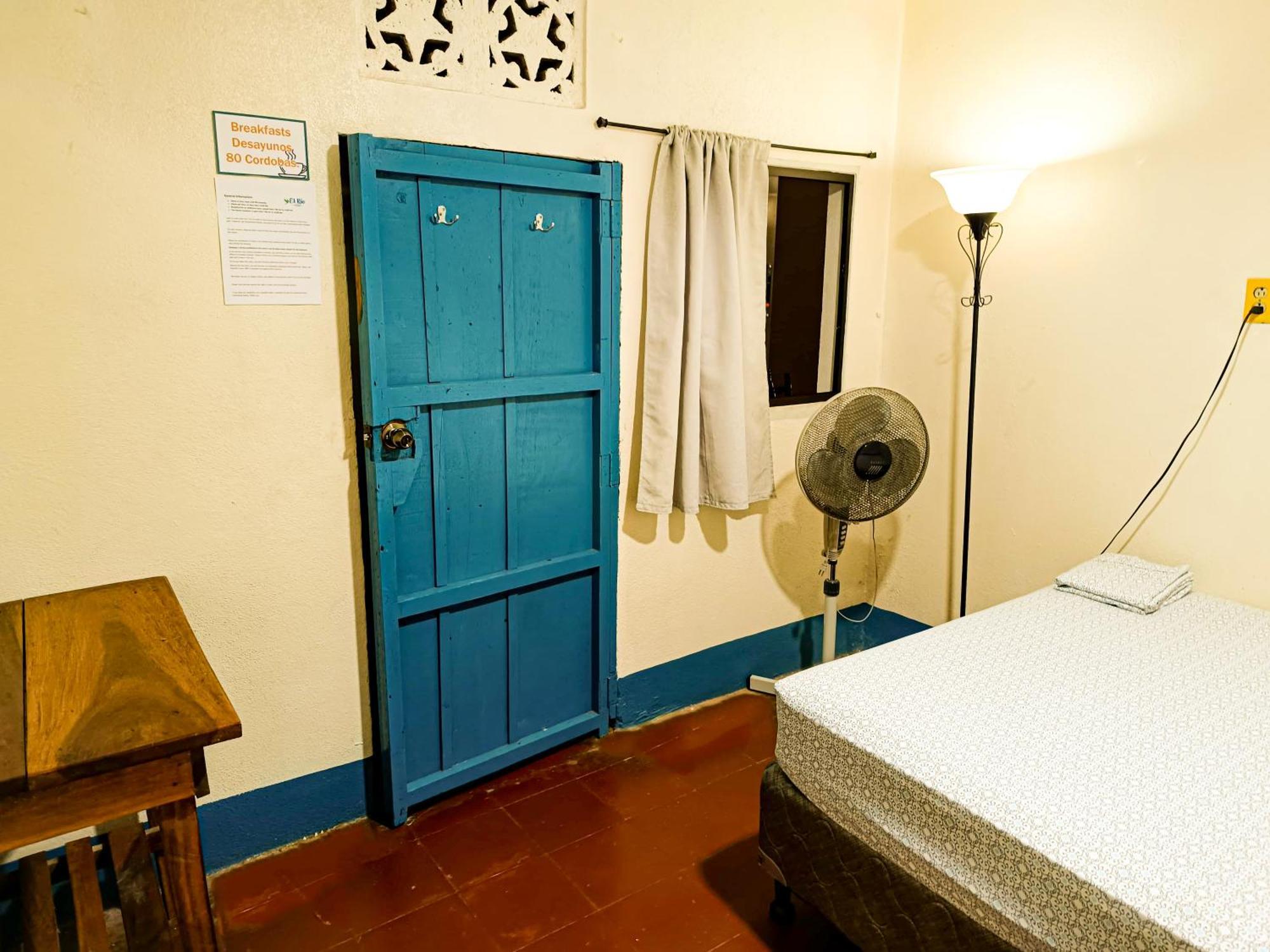 Hostal El Rio Леон Екстер'єр фото