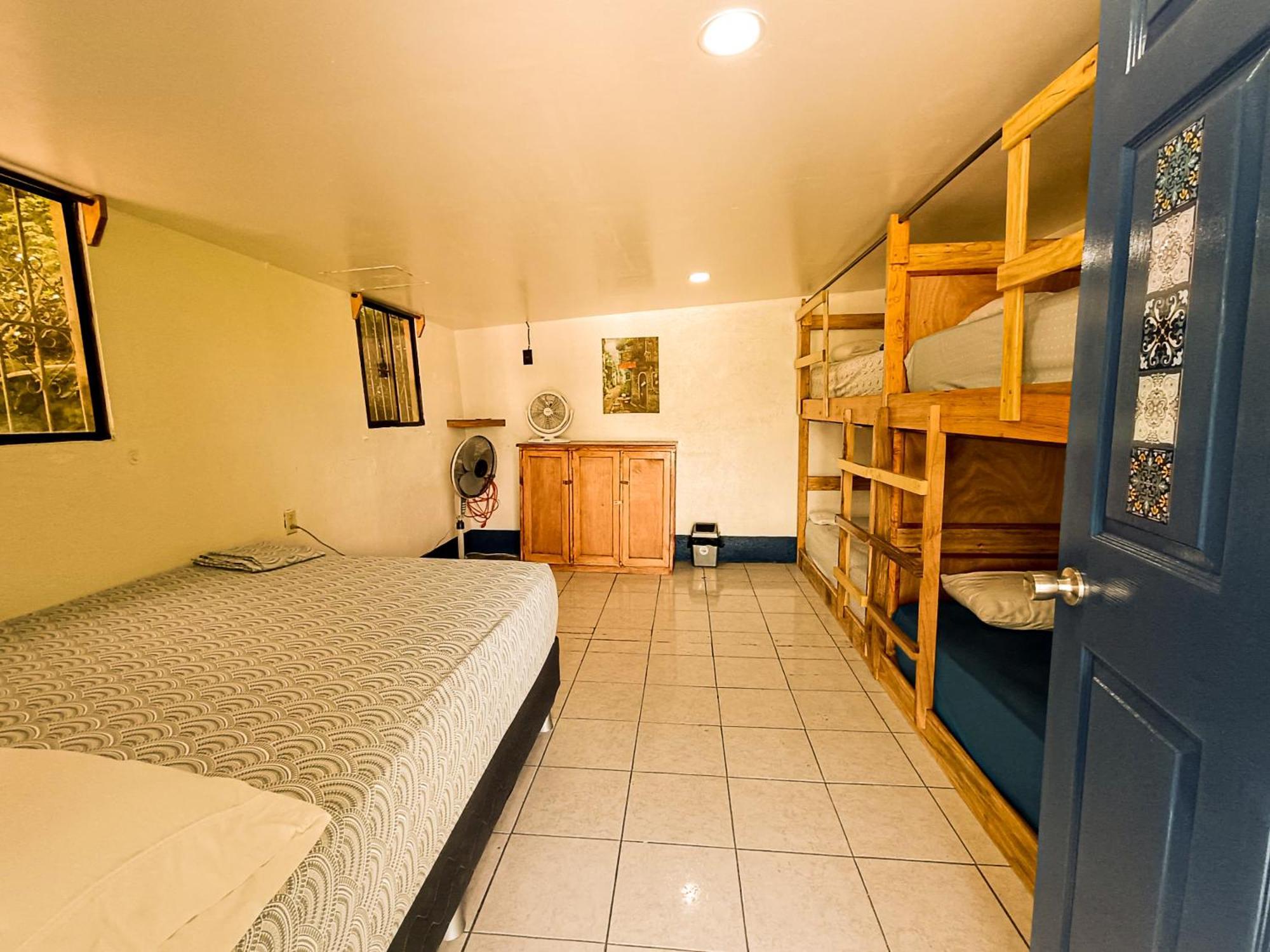 Hostal El Rio Леон Екстер'єр фото